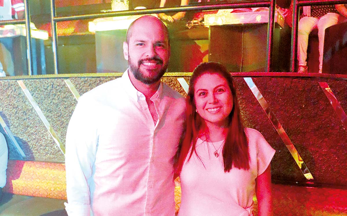 VÍCTOR HUGO COLLINS Y LESVIA DE LA ROSA disfrutaron de la temática de Red & White