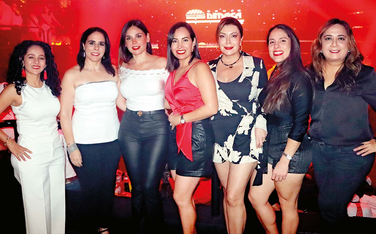 XOCHITL TORRES, ALE SEPTIÉN, NERY GONZÁLEZ, CLAUDIA RIVERA, HEIDI JONES, MONSE BALDIT Y BLANCA HERNÁNDEZ disfrutaron de la temática Red & White