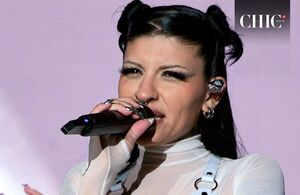 Cazzu se niega a beber alcohol durante desfile (Getty Images)
