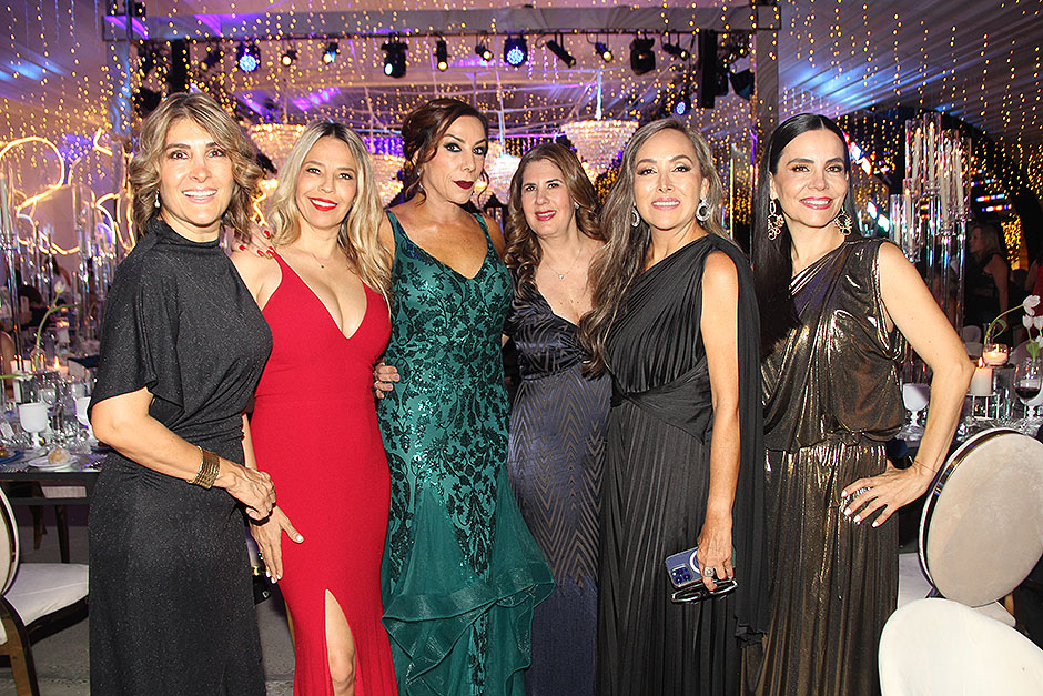 Carmen Vázquez, Marisa Preciado, Buby Jiménez, Luca Hernández, Irela García y Helen Varela.