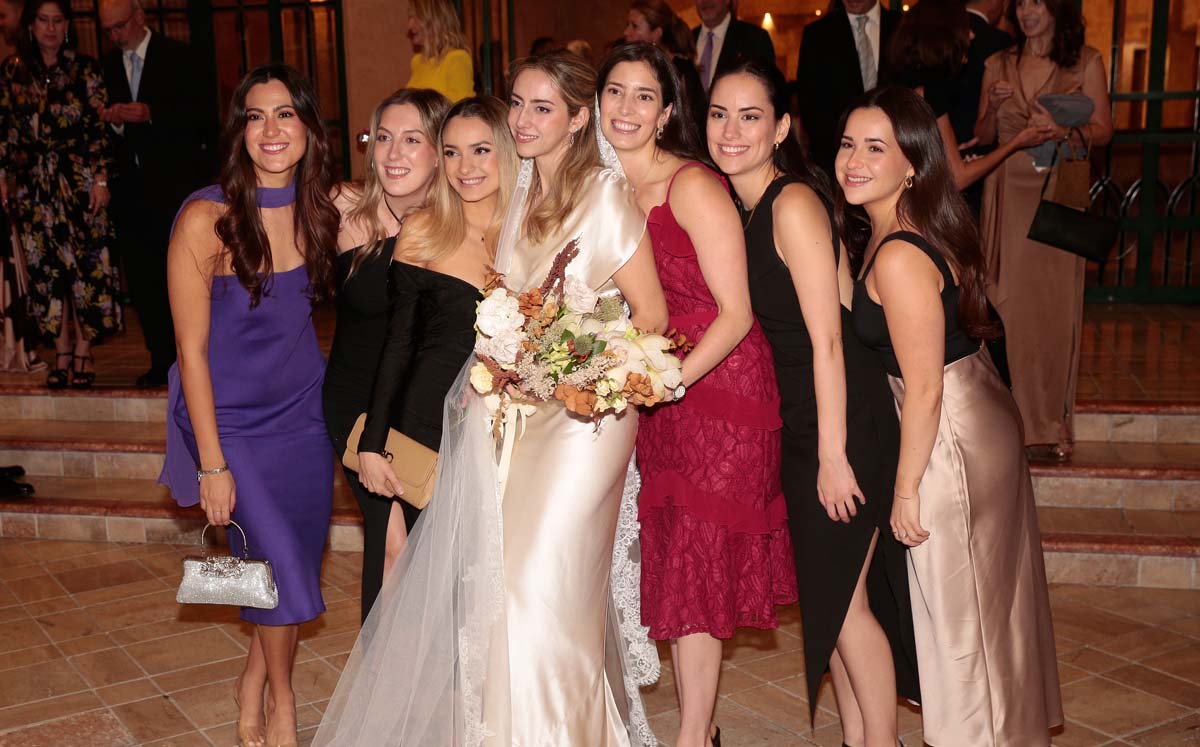 LA NOVIA JUNTO A SUS MEJORES AMIGAS