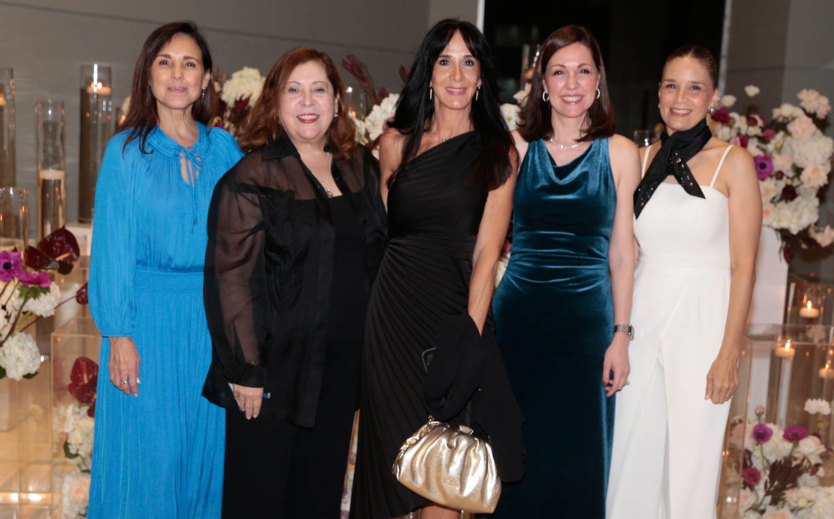 Lore Medellín, Sylvia Barba, Ana Roesch, Laura Garza y Gina Zertuche