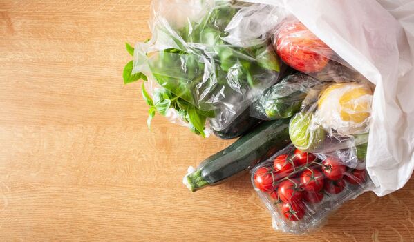 ¿Por qué no deberías guardar tus verduras en bolsas de plástico? (Foto: Getty)