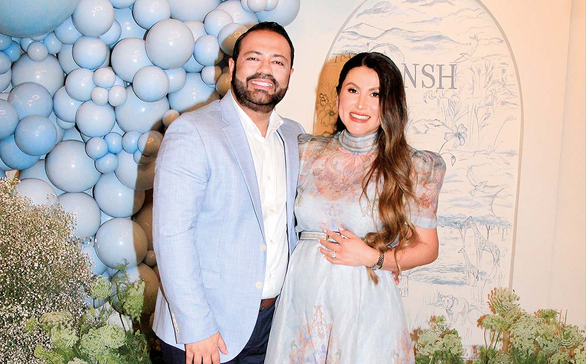 AMIT MIGLANI y ALINA DE MIGLANI muy emocionados por celebrar el bautizo de su hijo