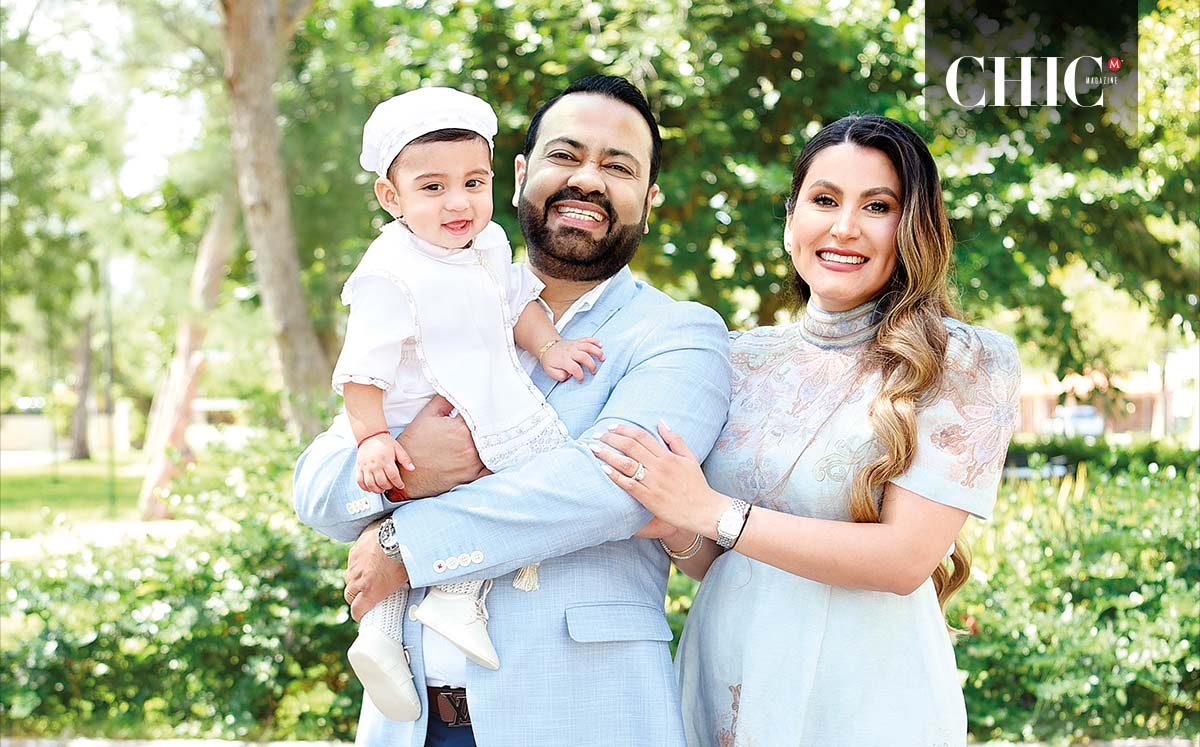 ANSH MIGLANI, AMIT MIGLANI Y ALINA DE MIGLANI estuvieron muy felices durante la misa en la Parroquia de San Pedro y San Pablo