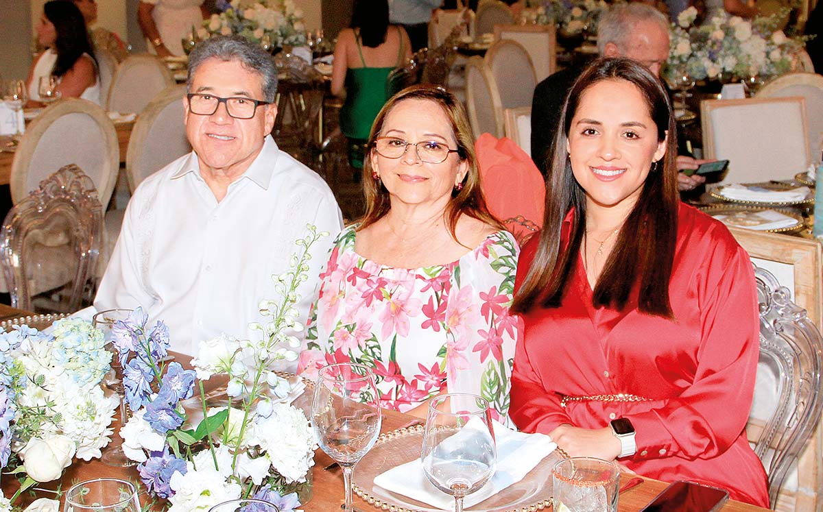 ARMANDO MARTÍNEZ, ROSSY LUQUE Y ROSSY MARTÍNEZ fueron recibidos por refrescantes mezcalitas, margaritas y gins