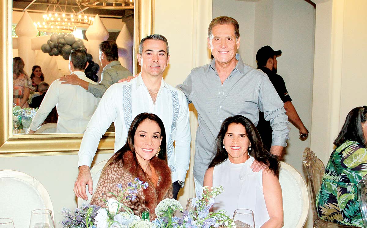 CÉSAR REYES, CARLOS ANDRADE, GLORIA ALFARO Y LORENA RINCÓN nos regalaron sus mejores sonrisas en el bautizo