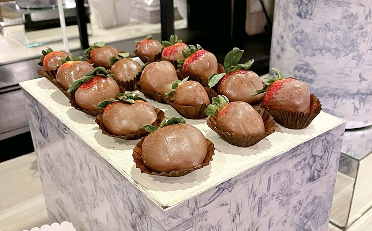 Dulces detalles, fresas cubiertas de chocolate