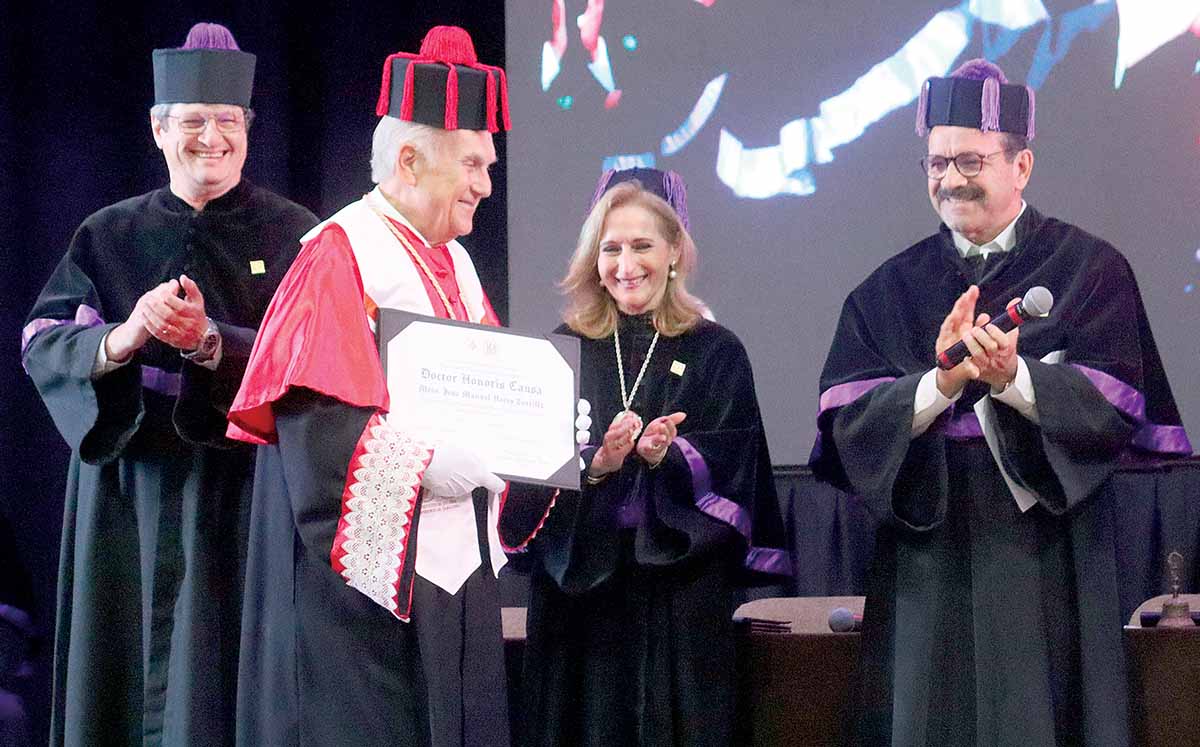 BASILIO KOT, JOSÉ MANUEL HACES, GLORIA SEPTIÉN felices durante la ceremonia de reconocimientos Doctor Honoris Causa