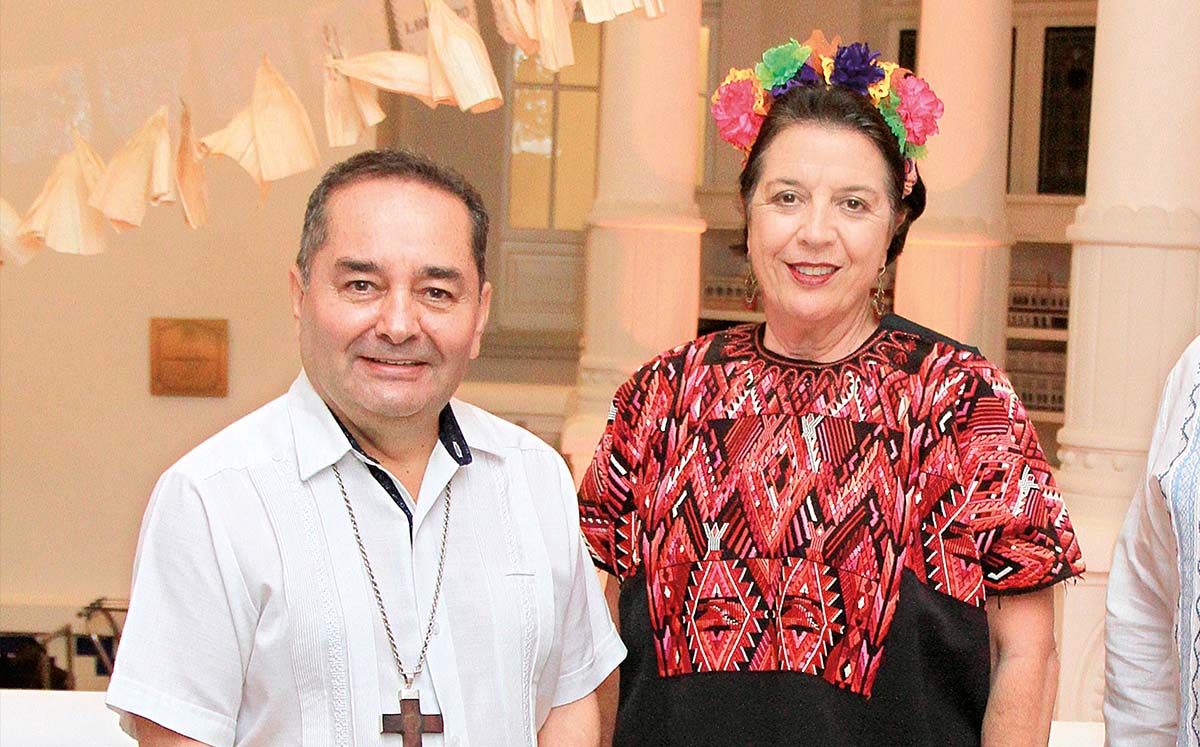JOSÉ ARMANDO ÁLVAREZ Y ELVIA HOLGUERA fueron recibidos con un camino de flor de cempasúchil