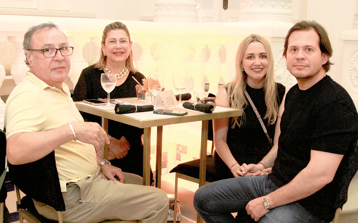 ALBERTO MEDELLÍN, MARY PASCUAL, CARLA MEDELLÍN Y ALFREDO CAMPOS disfrutaron de una exposición de dulces típicos y una degustación de mezcal