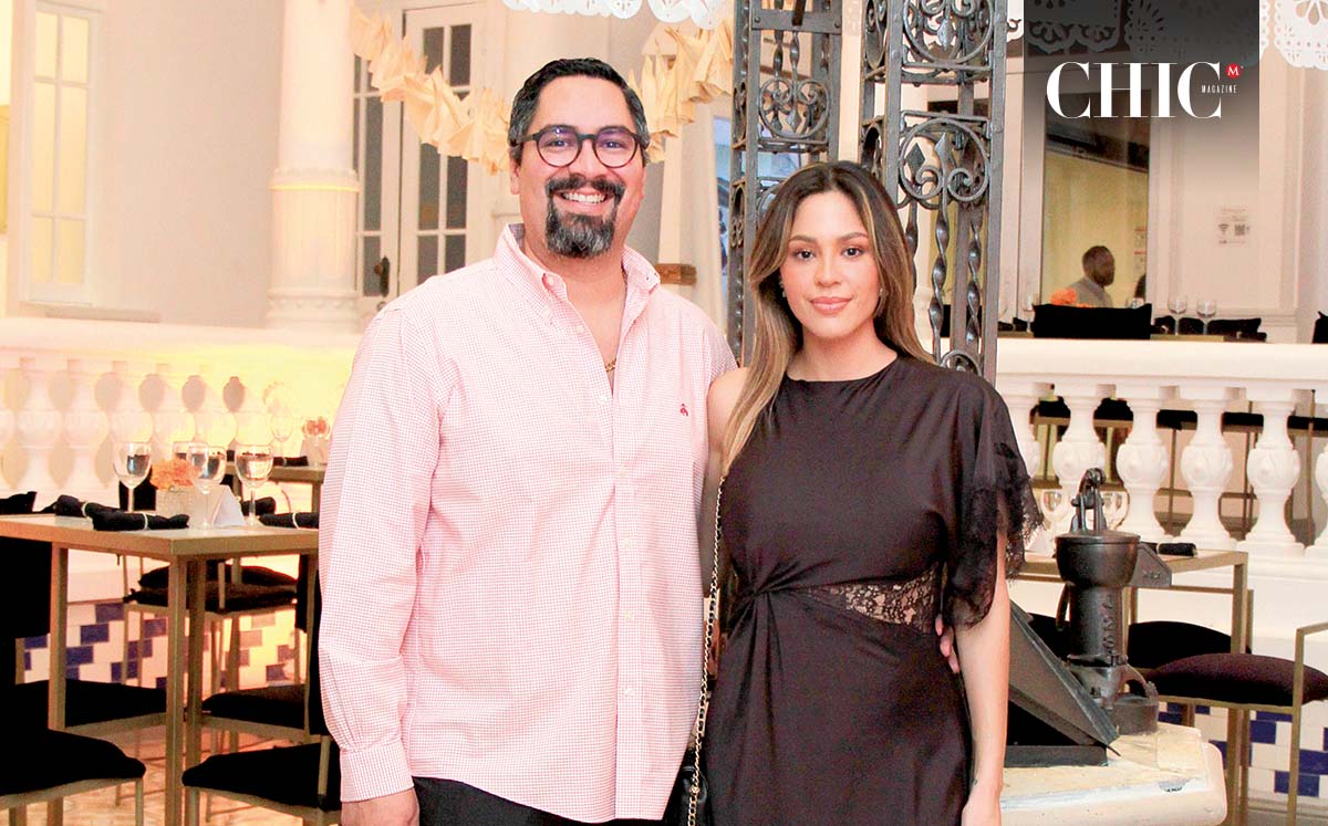 EDUARDO RODRÍGUEZ Y KARINA DEL ÁNGEL felices en el Museo de la Ciudad Tampico celebrando el Día de Muertos