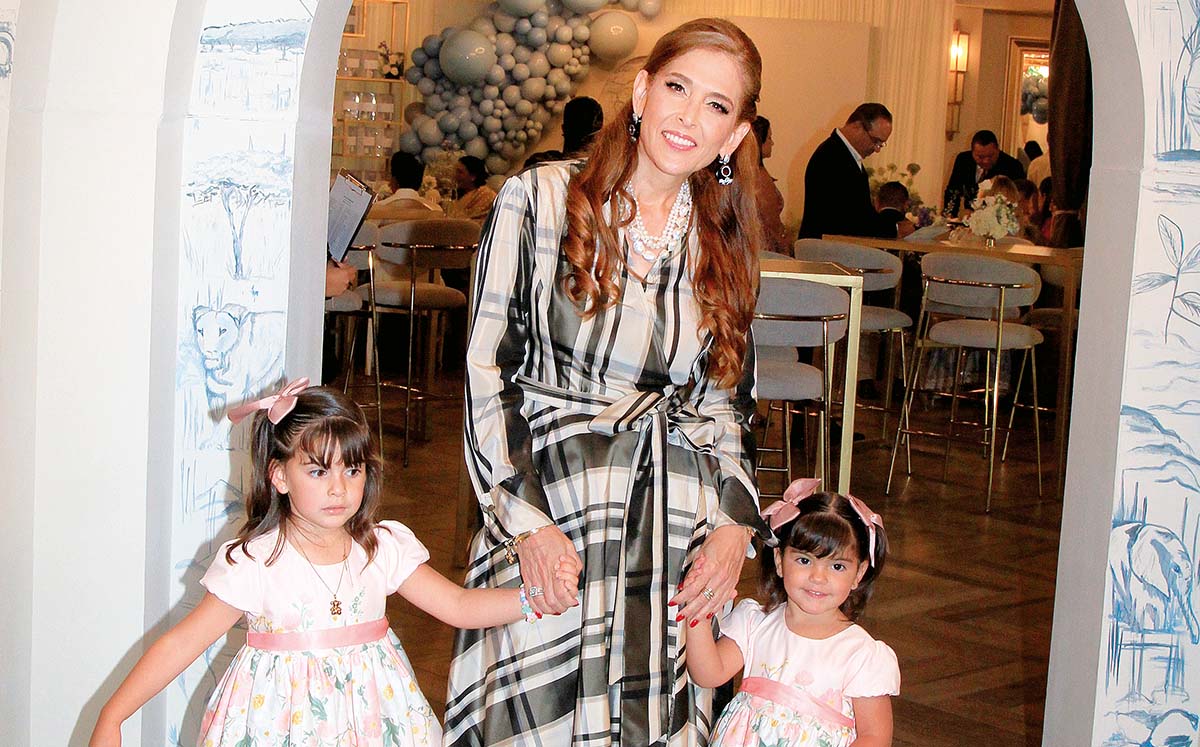 LORENZA SAAVEDRA, CYNTHIA CLEMENTE Y MARTINA SAAVEDRA degustaron de un exquisito corte de carne, así como una extensa mesa de postres