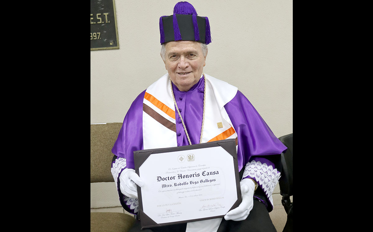 RODOLFO VEGA recibió el reconocimiento Doctor Honoris Causa