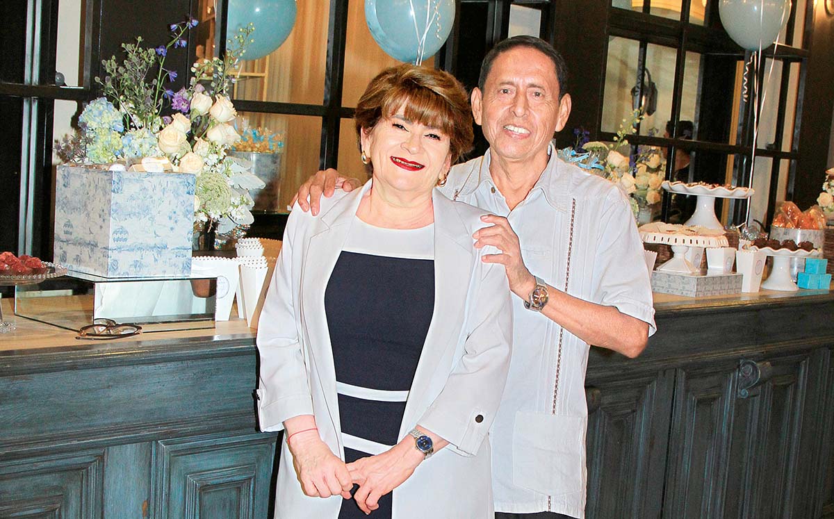 TONY DE VÁZQUEZ Y LINO VÁZQUEZ disfrutaron de una extensa mesa de postres a cargo de Vero Parra