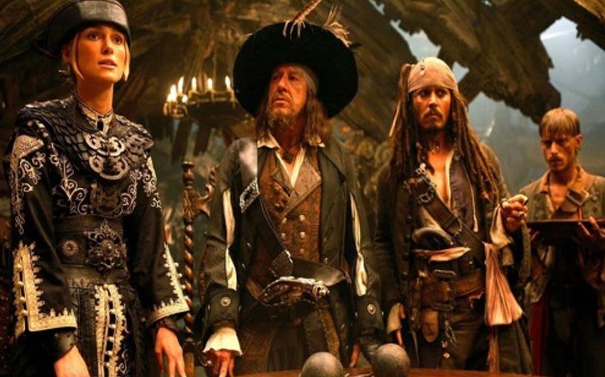 Will, Elizabeth y el Capitán Barbossa intentan reunir a los Nueve Lores de la Corte de Brethren / Foto: Cortesía