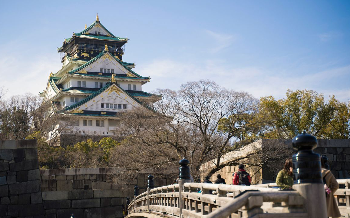 El castillo de Osaka data del siglo 16 y es más recomendable visitarlo en primavera, cuando los cerezos florecen. (Foto: Shutterstock)