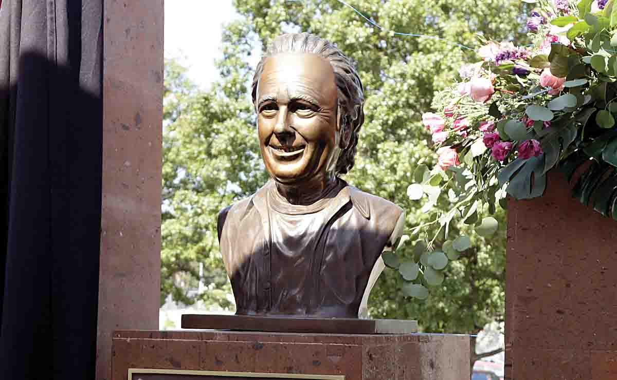 Escultura develada de Joan Manuel Serrat / Fotos: Daniel Saldívar y Omar Valdez