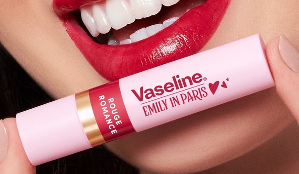 Emily In París x Vaseline llega para consentir nuestros labios (Foto: Cortesía Vaseline)