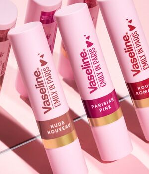 Emily In París x Vaseline llega para consentir nuestros labios (Foto: Cortesía Vaseline)