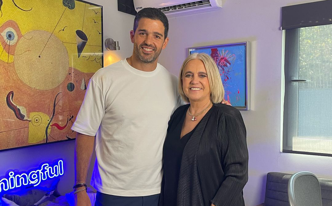 Oso Trava en un podcast con Rosa Tous, hija de los fundadores de la marca española Tous. (Foto: Instagram)