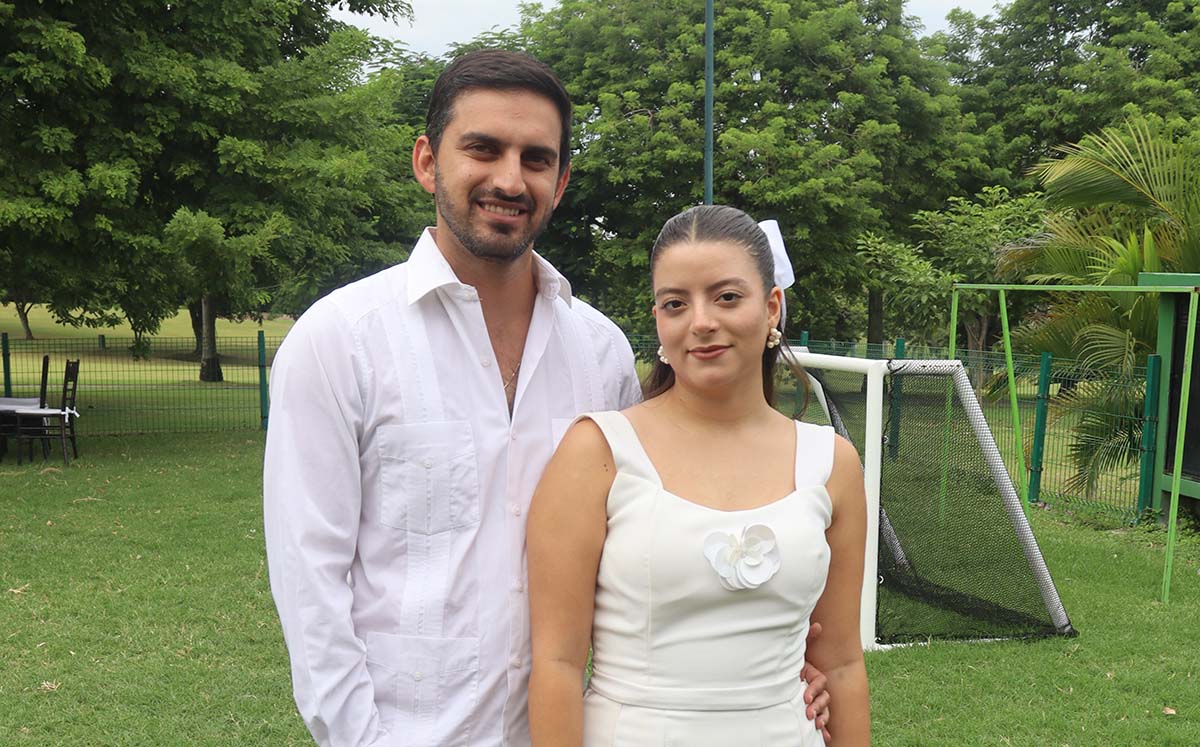 ARMANDO HAGE Y TESSY DE HAGE disfrutaron de la misa oficiada por el padre Gustavo Solís
