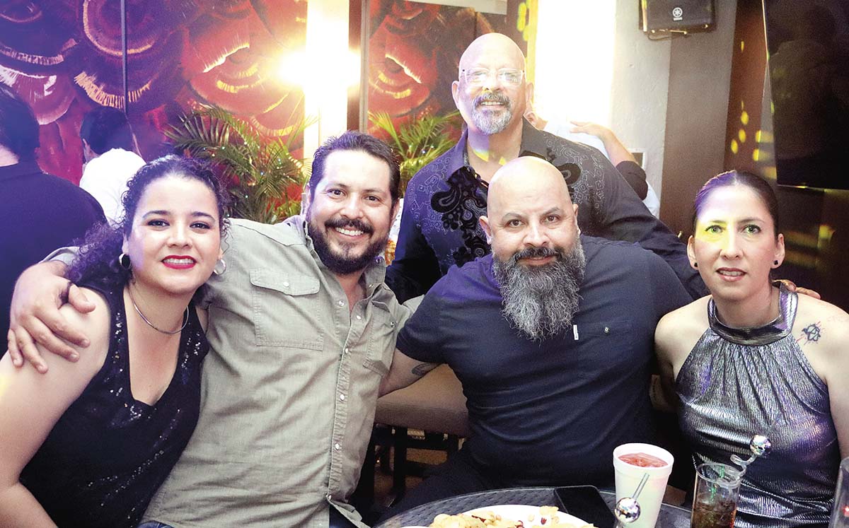Asistencia no pararon de llenar de buenos deseos y regalos al festejado