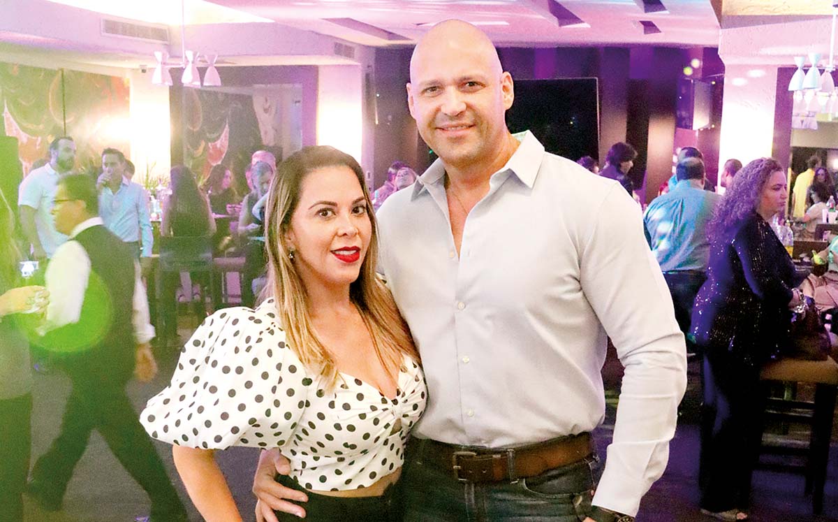 CLAUDIA ORTEGA Y JAVIER LUENGAS fueron recibidos con los grandes éxitos de los años 80 y 90 a cargo del DJ de la casa