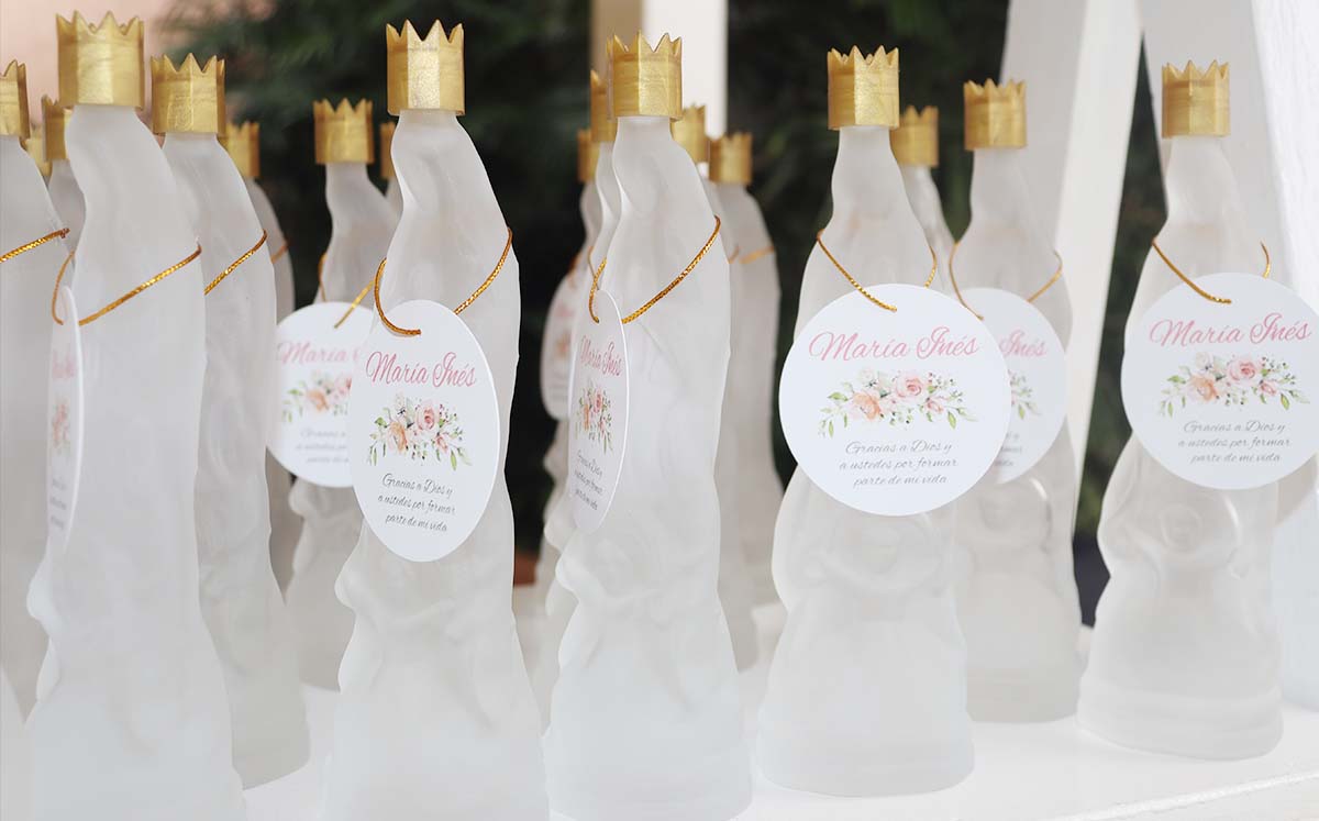 Las mamás recibieron alhajeros y aguas benditas en forma de virgen como recuerdo