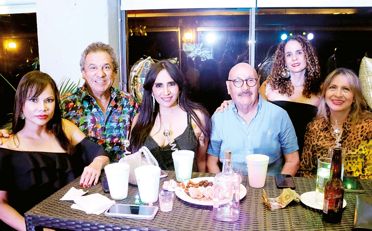 FABIOLA MARANTO, TACHO AGUILAR, JUDITH HINOJOSA, JACINTO HUERTA, ISSA LUNA Y SAGRARIO PASTRANA no pararon de llenar de buenos deseos al festejado