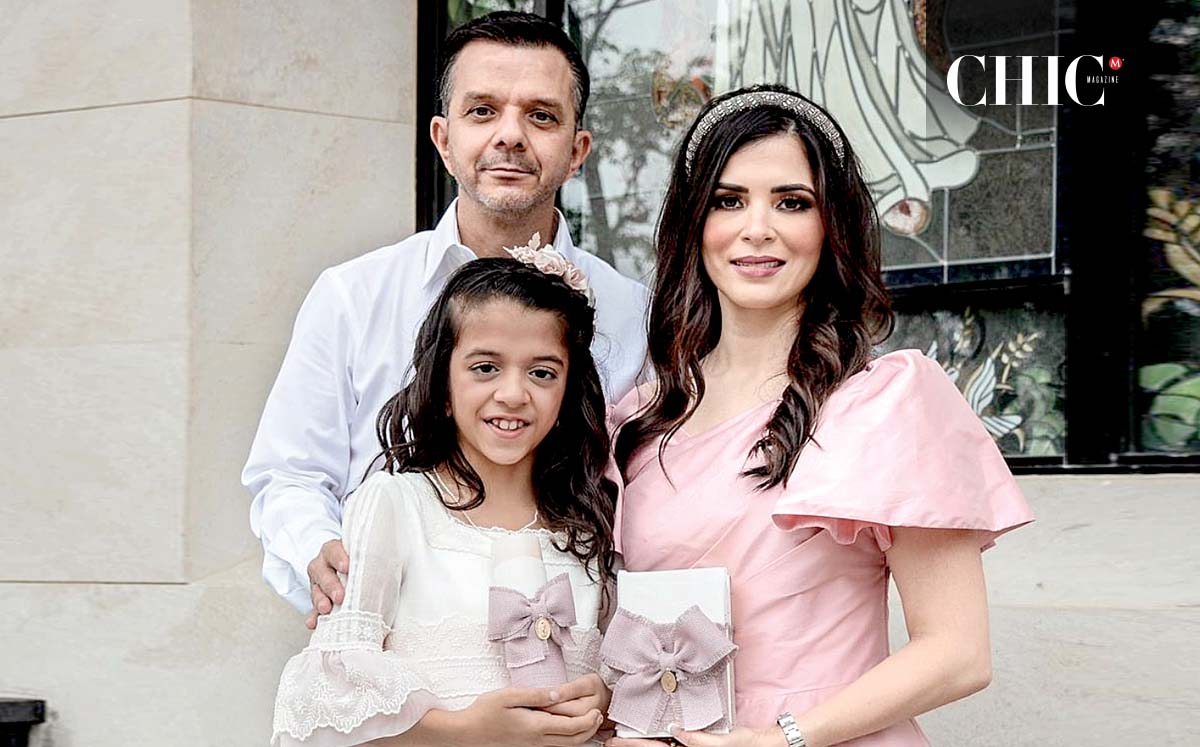 GERARDO MANZUR Y MARYTHE DÍAZ felices de que MARÍA INÉS MANZUR celebrara su primera comunión