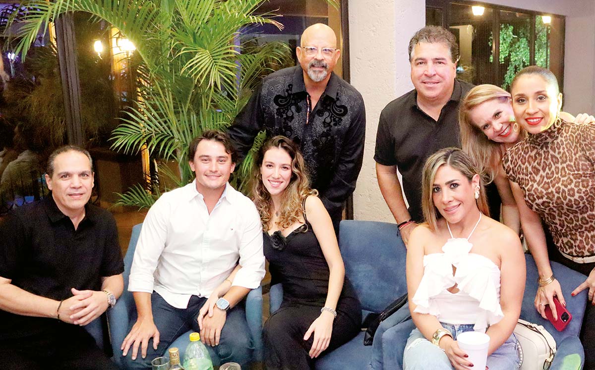 JOHNNY GUZMÁN, JESÚS ALTAMIRANO, CARMENCHU HURTADO, ANA GABRIELA MARTÍNEZ, RAMIRO ELIZONDO, KEVIN GROSSMANN, JESSICA RAMÍREZ Y ALMA SOLÍS felices