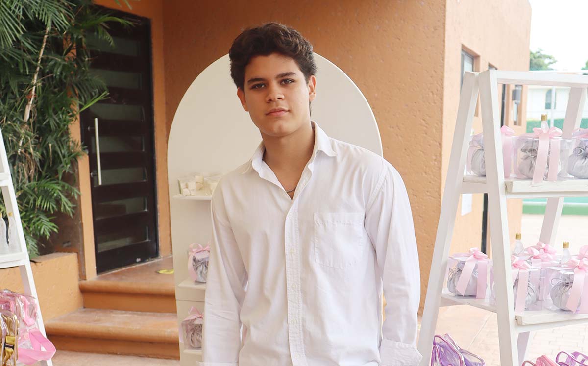 KARIM MANZUR disfrutó de una deliciosa mesa de postres con cupcakes, chessecakes y brownies