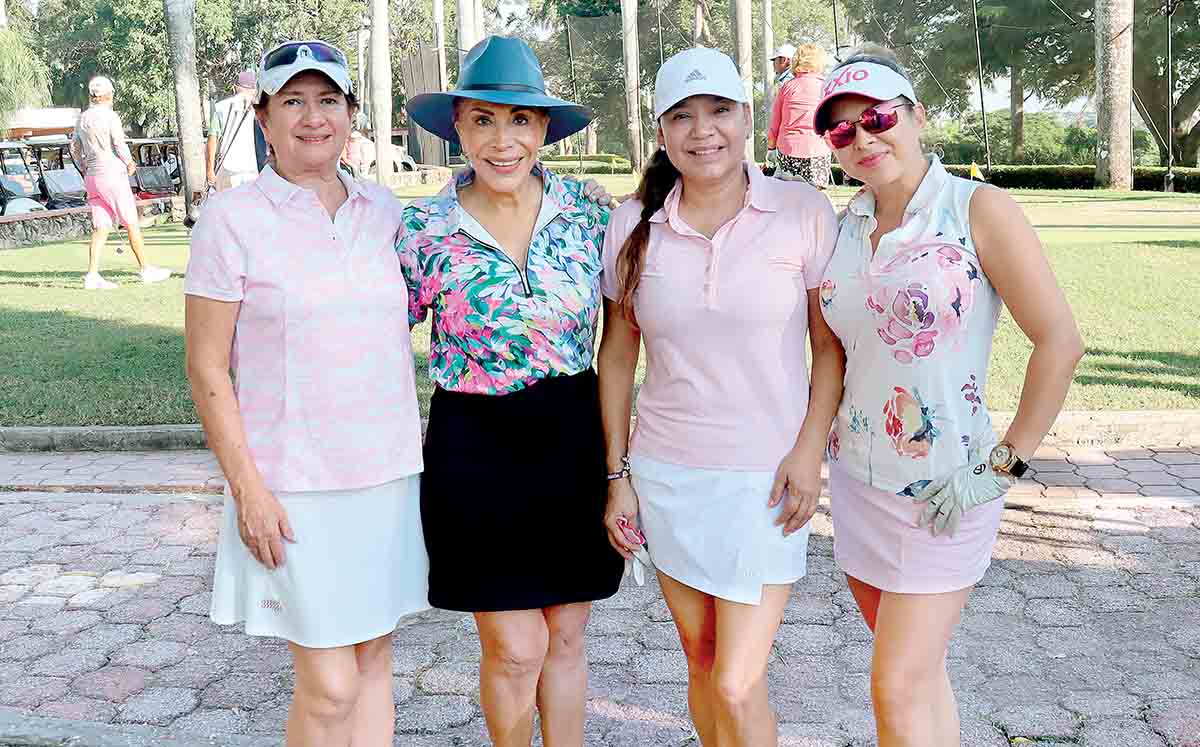ANA BETY GUTIÉRREZ, SANDRA TAMEZ, HORTENSIA DE SEGURA Y JESSICA DÁVILA en el green del Club Campestre Tampico