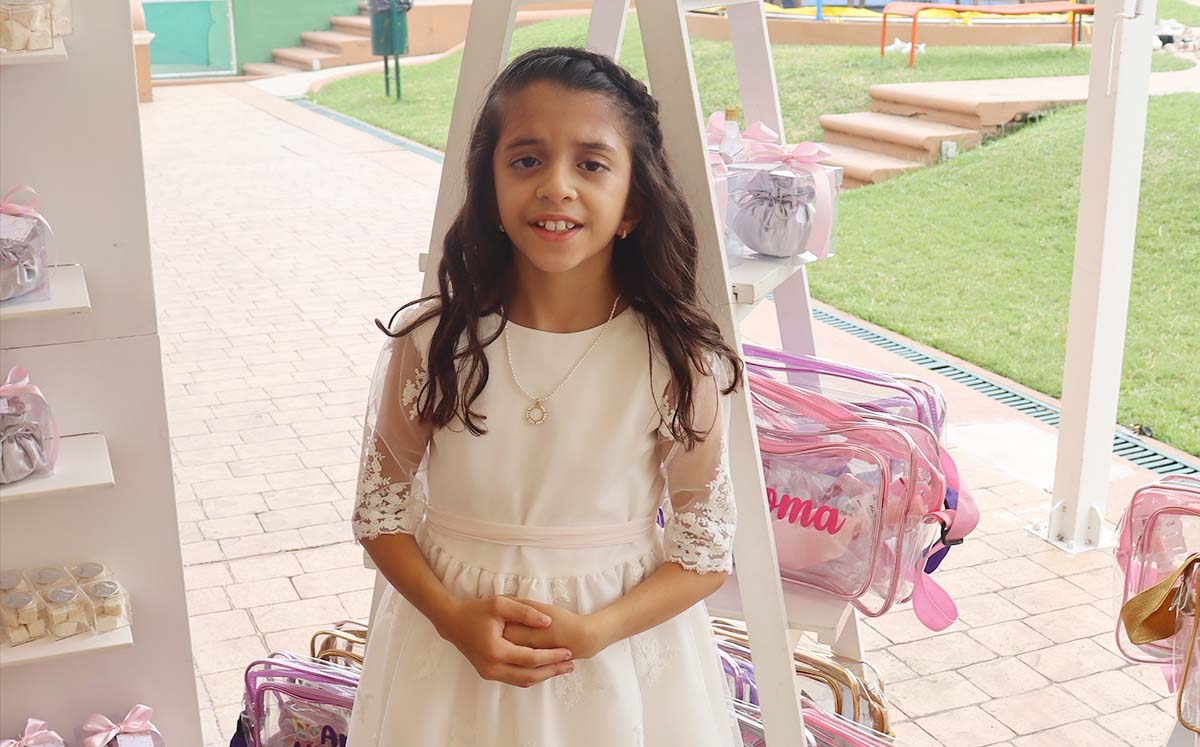 MARÍA INÉS MANZUR feliz de realizar su primera comunión en el Parroquia de San Pedro y San Pablo