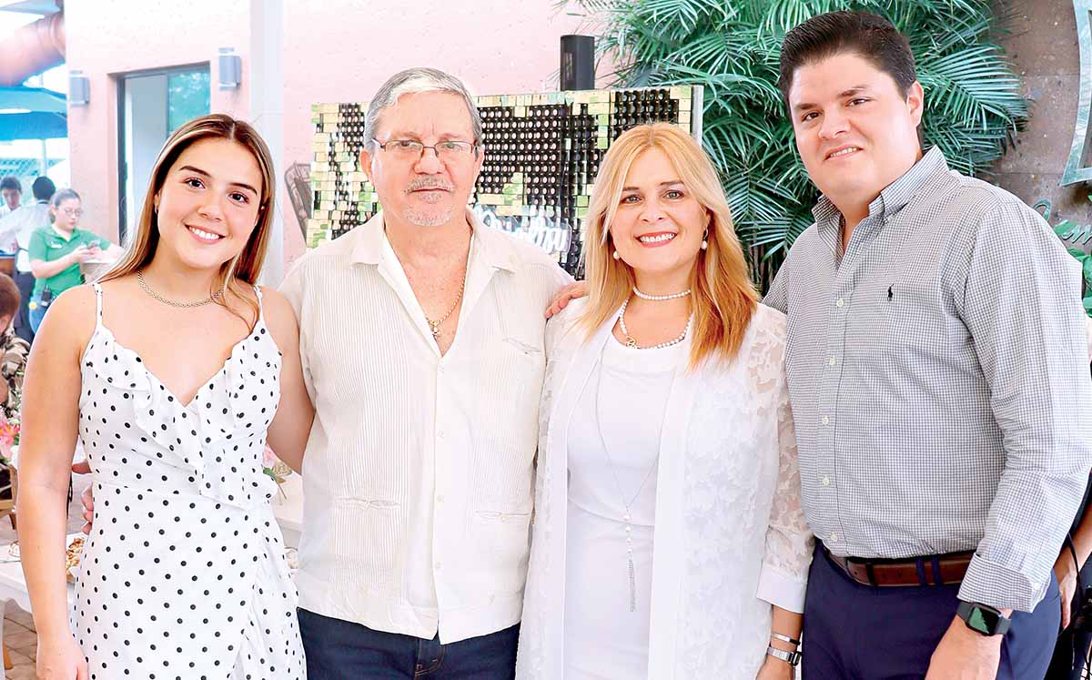 MARÍA PAULA SOSA, ENRIQUE SOSA, ROSA MANZUR Y JOSÉ GERARDO SOSA nos regalaron sus mejores sonrisas
