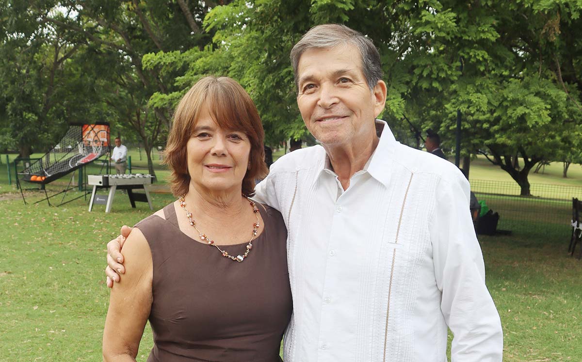 MARITE DE ARAGON y ENRIQUE ARAGÓN llegaron puntuales a la palapa de tenis del Club Campestre Tampico