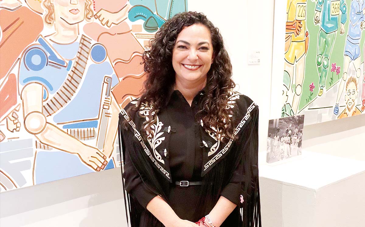 OLGA SOSA disfrutó de las diferentes pinturas de la artista Aisha Sufé