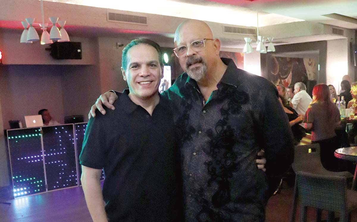 RAMIRO ELIZONDO Y JOHNNY GUZMÁN disfrutaron de botana y refrescantes bebidas