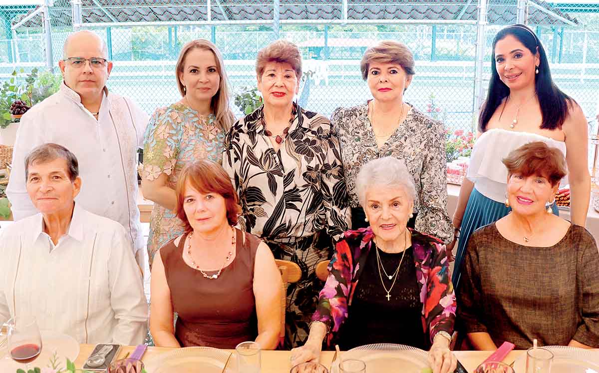 TEMO LÓPEZ, ARIADNA DÍAZ, AMPARO DÍAZ, TERE DE DÍAZ, ALEJANDRA FLORES, ENRIQUE ARAGÓN, MARITE DE ARAGON, GUTTY CASAIS Y DORIS DÍAZ felices
