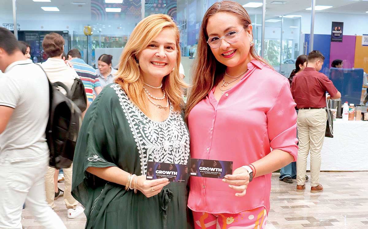 ROSA MANZUR en compañia llegaron puntuales al evento