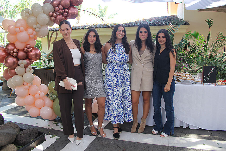 Stephany Moyano, María José Noriega, Paloma Uribe, Victoria Padilla y Dominik Miller