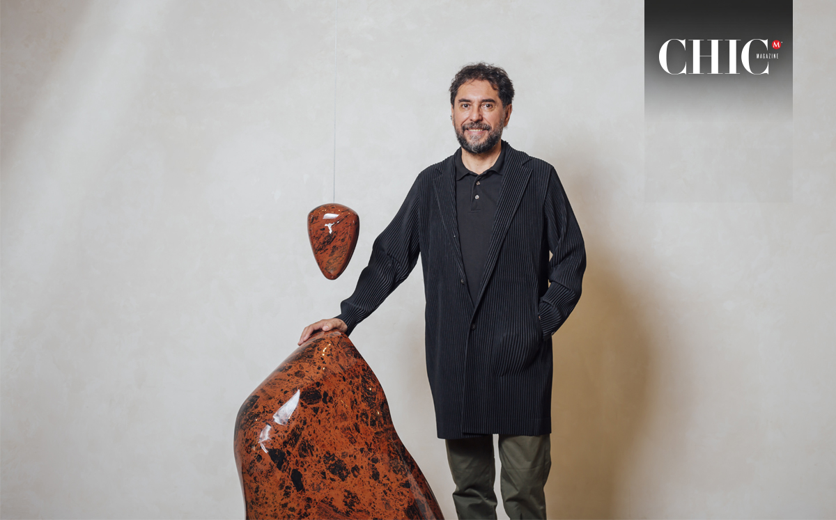 Jorge Ismael Rodríguez con una de sus creaciones de obsidiana en la Galeria Ana Tejeda. (Fotos: Einar González)