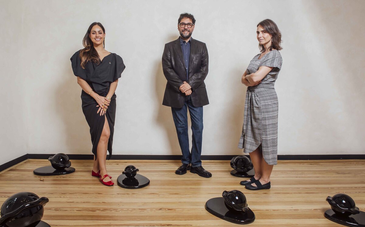 El escultor con la galerista Ana Tejeda y la curadora Tania Ragasol. (Foto: Einar González)