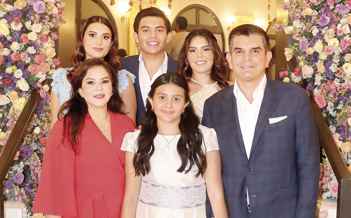 ANA ELENA ROMO, LINO EDUARDO ROMO, ANA LAURA ROMO, ANA LAURA AGUILAR Y LINO ROMO celebraron la primera comunión de ANA FERNANDA ROMO