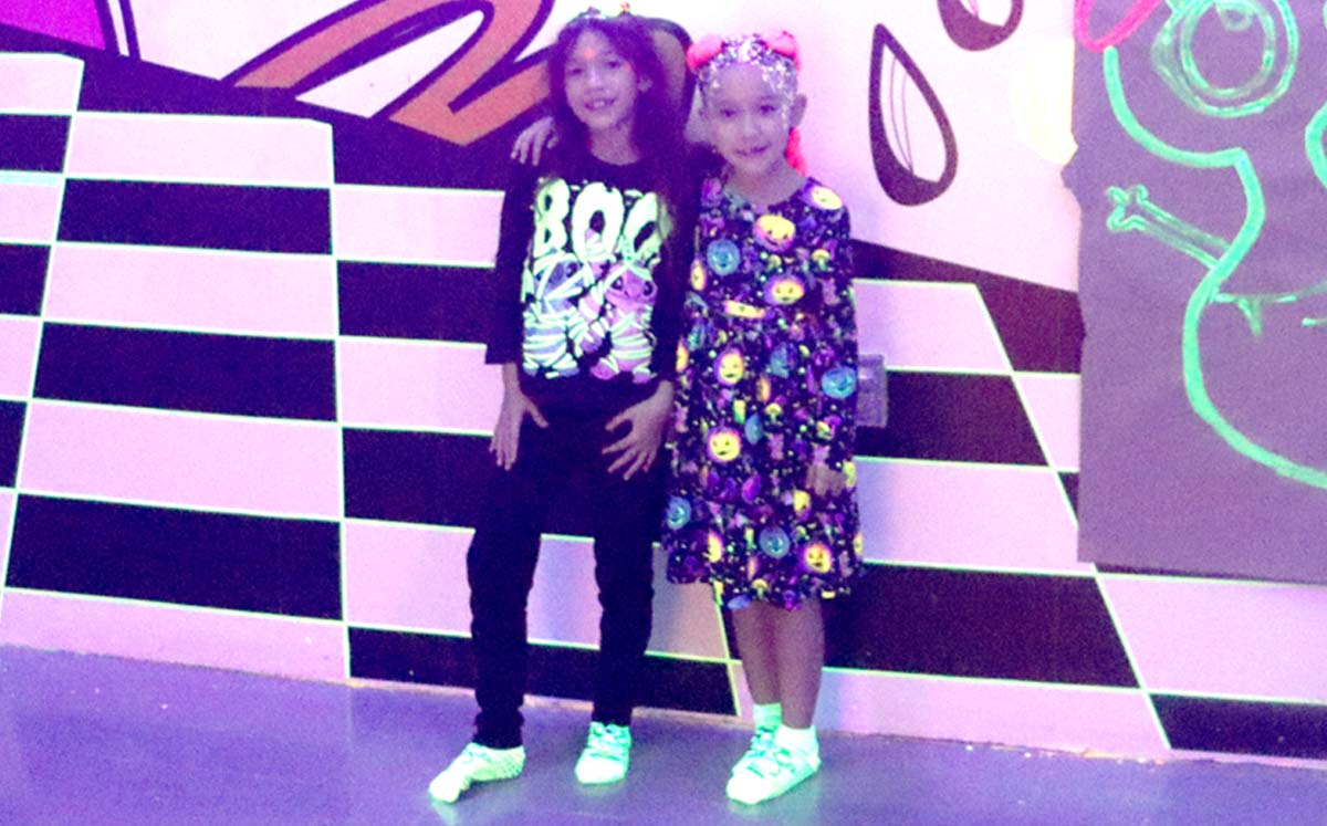 ANA PAULA MENDIOLA y VALENTINA MENDIOLA felices en su festejo en ART SPARK