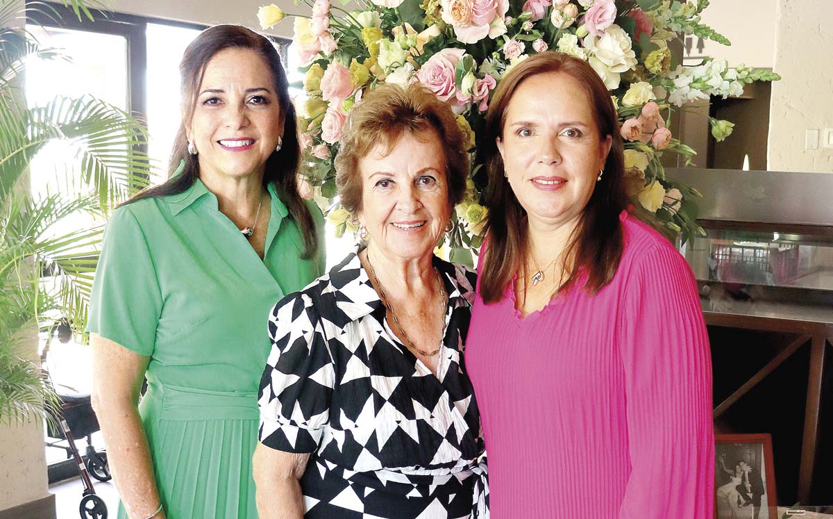 CARO MOLINA, CAROLINA DE MOLINA Y ROCÍO DE MOLINA degustaron de crepas poblanas y bebidas refrescantes