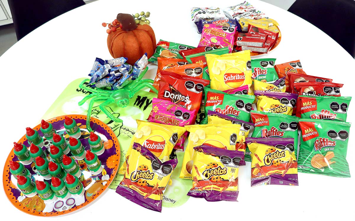 . Los asistentes disfrutaron de diferentes botanas como frituras, galletas y dulces