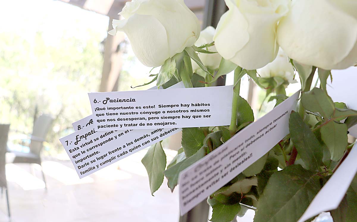 Uno de los momentos más emotivos fue en una actividad donde 10  invitadas recibían una flor con una virtud del matrimonio