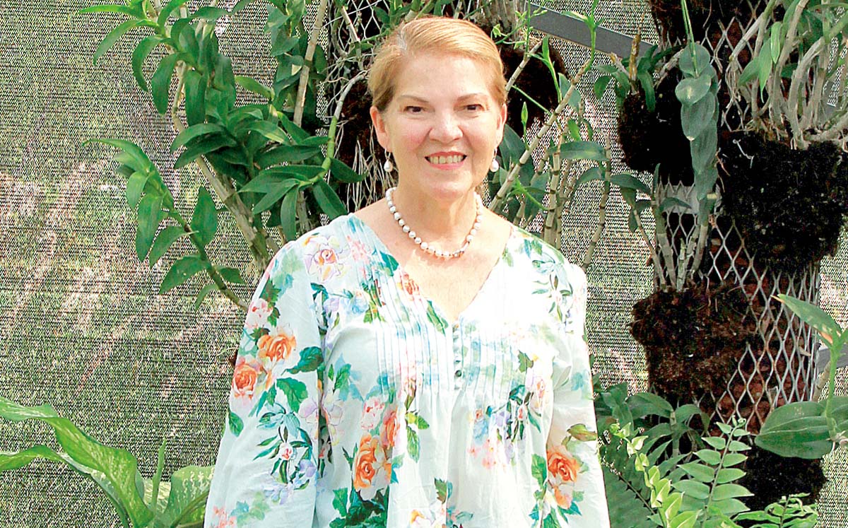 ELVIRA DEL CAMPO feliz en el orquídeario
